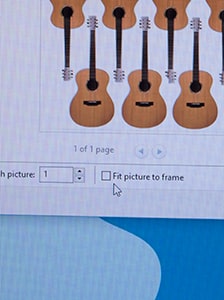 Showing people where to click so that the "fit picture to frame" is selected